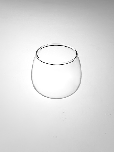 Primer plano de vidrio sobre un fondo blanco