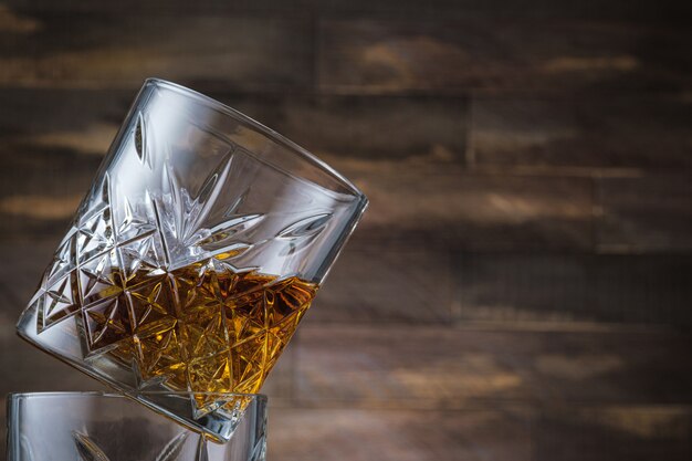 Primer plano de vidrio con whisky o whisky