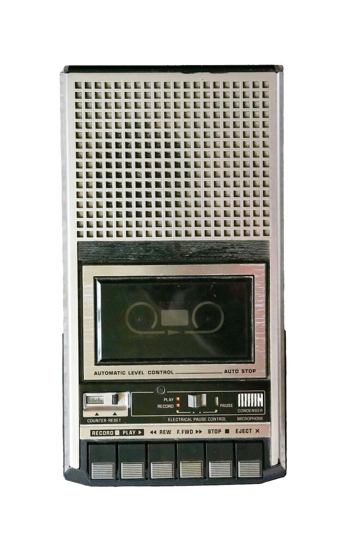 Foto primer plano de una vieja cabina telefónica contra un fondo blanco