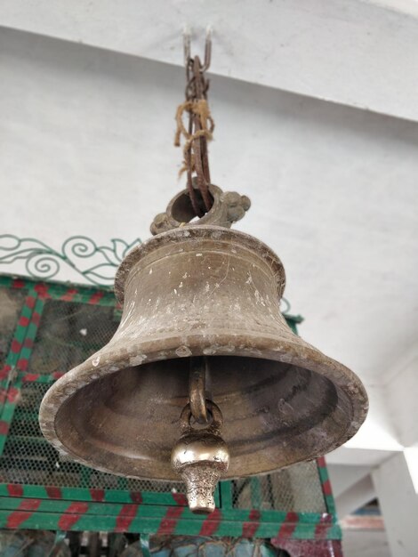 Foto primer plano de la vieja campana en el templo