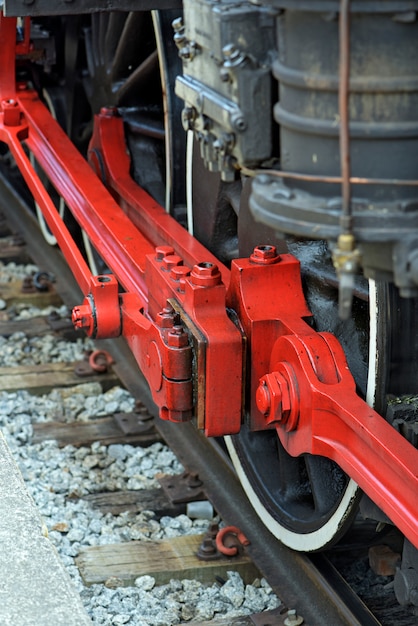 Primer plano de una vieja locomotora de vapor de ruedas