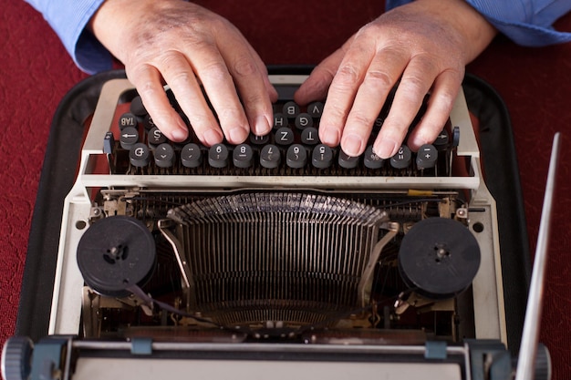 Foto primer plano de una vieja máquina de escribir