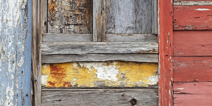 Foto un primer plano de una vieja puerta de madera con pintura descascarada