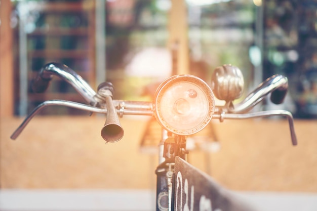 Primer plano de una vieja rueda de bicicleta