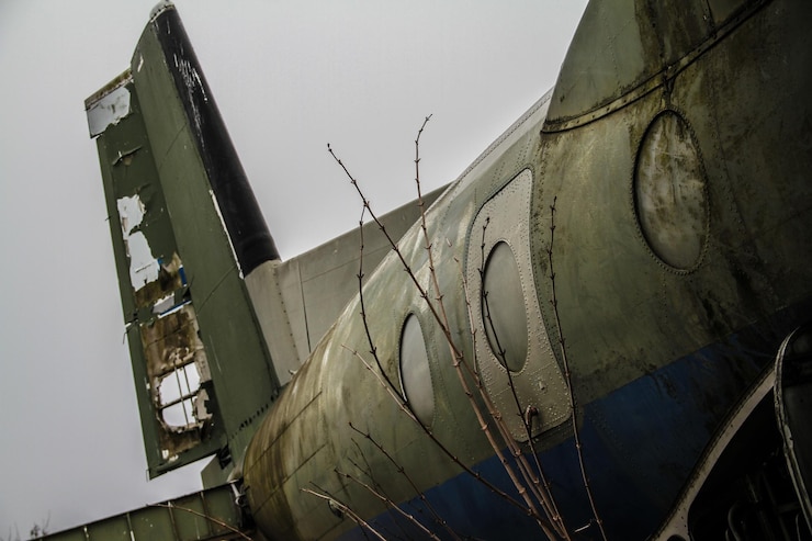 Foto primer plano de un viejo avión contra el cielo