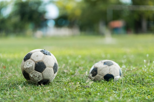 Foto primer plano de un viejo fútbol en el viejo campo de fútbol