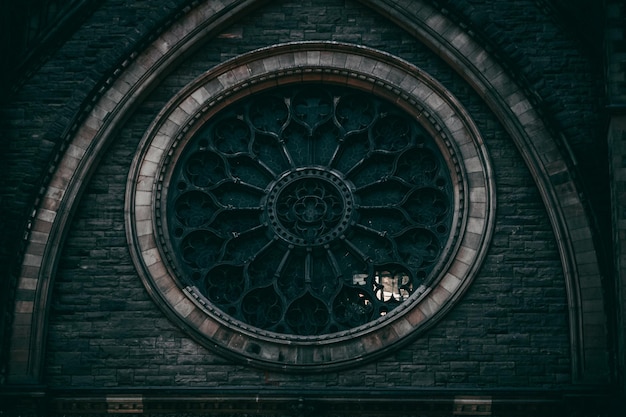 Foto un primer plano de un viejo y hermoso rosetón de una iglesia en montreal, ontario, canadá