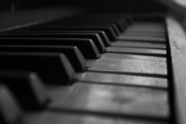 Primer plano de un viejo piano