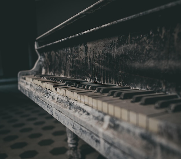 Un primer plano de un viejo piano