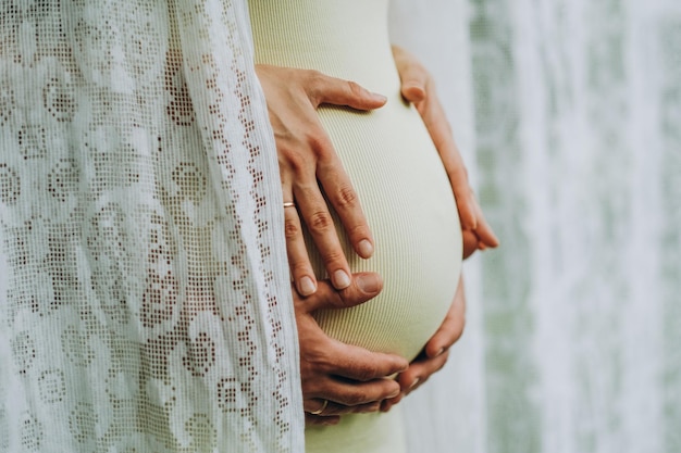 Primer plano del vientre de la mujer embarazada