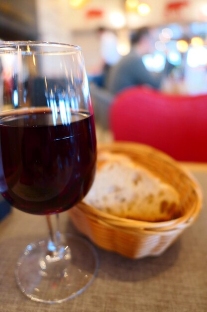 Foto primer plano de vino tinto y muffin en la mesa