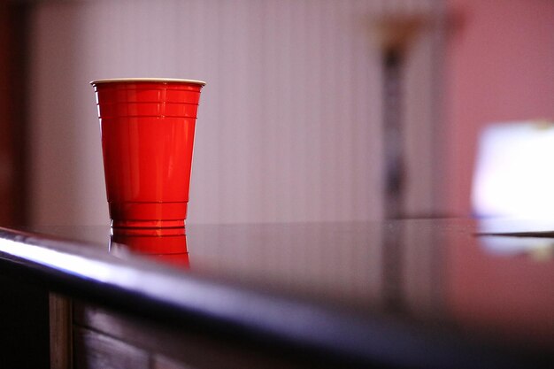 Primer plano de vino tinto en vaso sobre la mesa