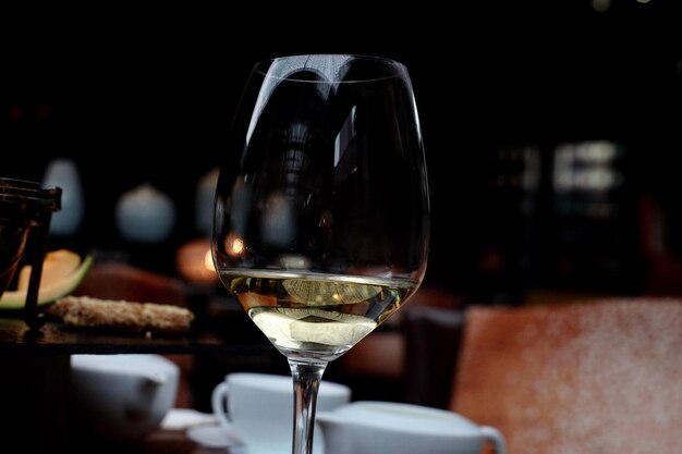 Foto primer plano de vino en vaso en la mesa de un restaurante