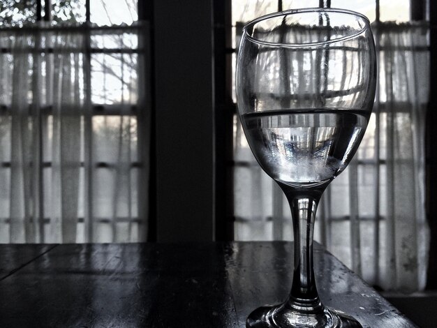 Foto primer plano del vino en vaso sobre la mesa