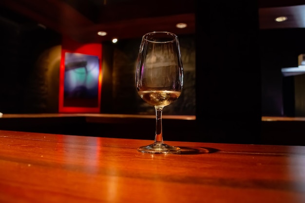 Foto primer plano del vino en vaso sobre la mesa