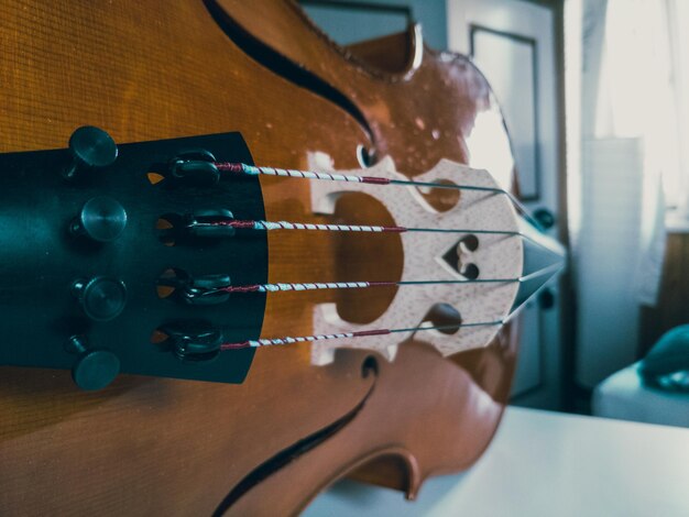 Primer plano de un violín en la mesa