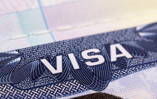 Primer plano de una visa estadounidense en el pasaporte