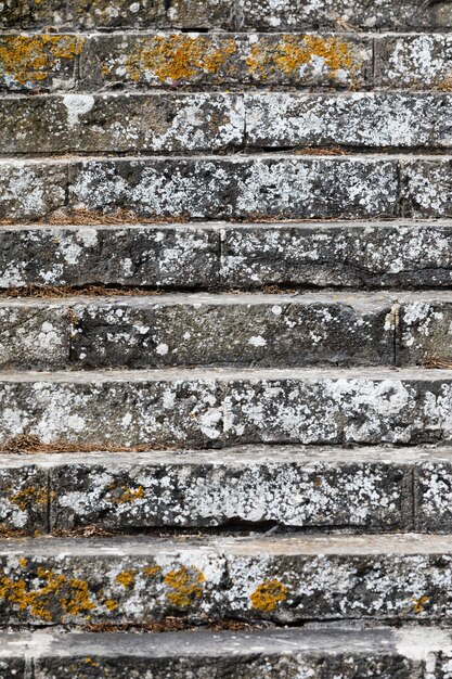 Foto primer plano de vista de escaleras de roca vieja