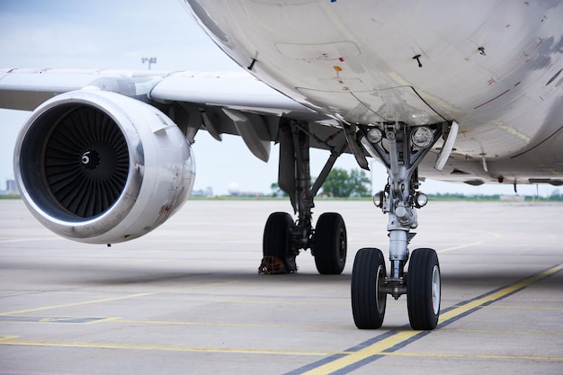 Primer plano de la vista frontal del avión de pasajeros