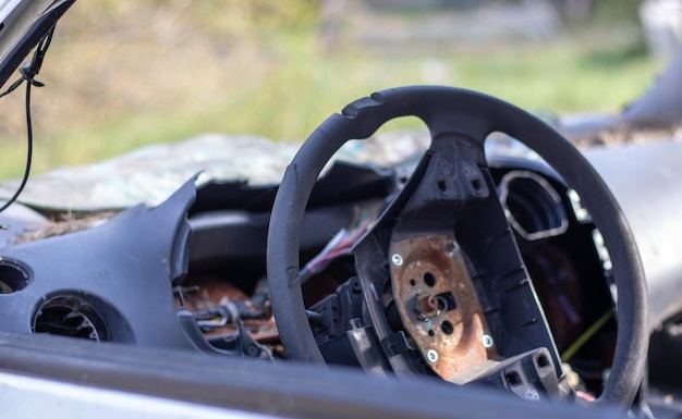 Primer plano del volante de un automóvil después del accidente Sin airbag del conductor El volante de un automóvil después de recibir un disparo desde un primer plano de la bolsa de aire Parabrisas roto con volante