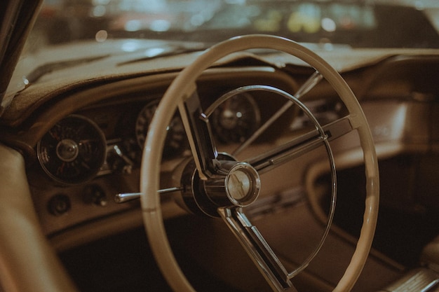 Primer plano del volante de un coche antiguo