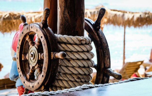 Foto primer plano de los volantes en un barco