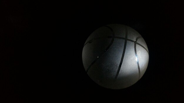 Foto primer plano de voleibol contra un fondo negro