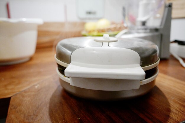 Foto primer plano de la waffle maker en la mesa