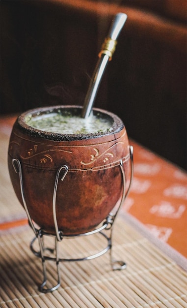 Foto primer plano de la yerba mate en la mesa