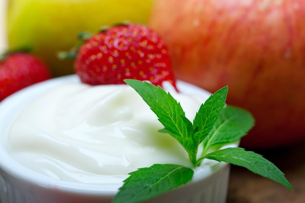 Foto primer plano de yogur con fresas en la mesa