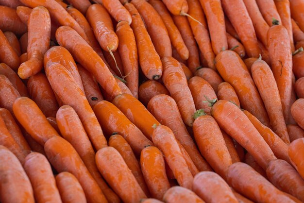 Primer plano de la zanahoria naranja, fondo. Variedad de zanahoria fresca cultivada en la tienda. Comida sabrosa y saludable