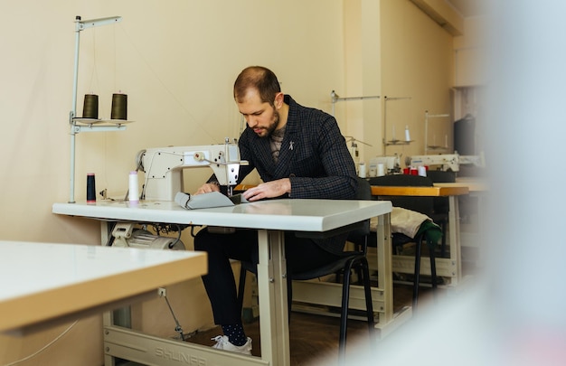 Primer plano de un zapatero masculino que trabaja con textiles de cuero en su taller