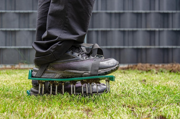 Foto primer plano de zapatos de aireación de césped con picos de metal