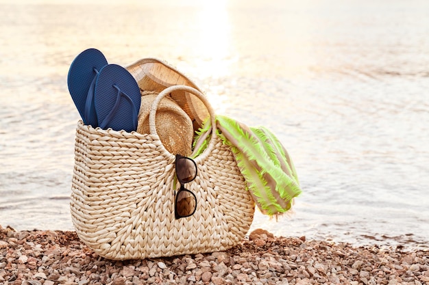 Foto primer plano de zapatos en la arena de la playa