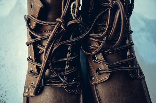 Foto primer plano de zapatos atados con una cuerda