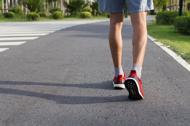 Primer plano de zapatos para caminar masculinos. Concepto de trabajo, paso a pie