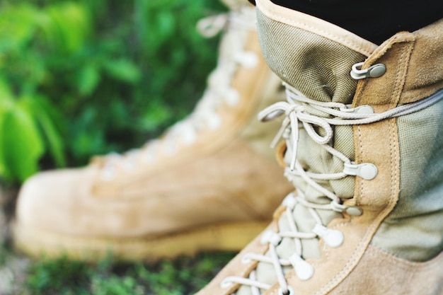 Foto primer plano de los zapatos en el campo