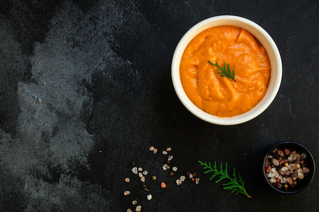 primer plato de sopa de calabaza, zanahorias, batata deliciosa comida de vitaminas vegetales