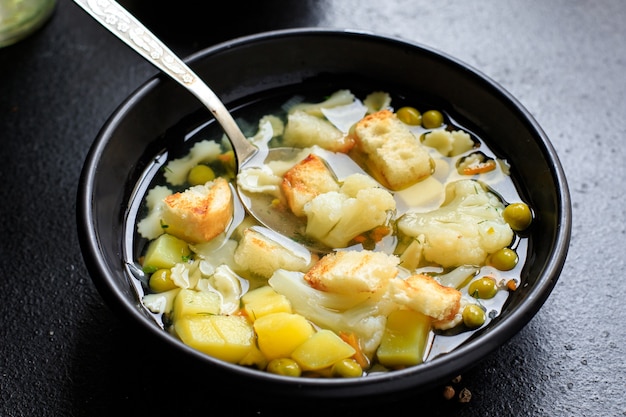 Primer plato de sopa de verduras Caldo, patata, coliflor, pasta sin carne