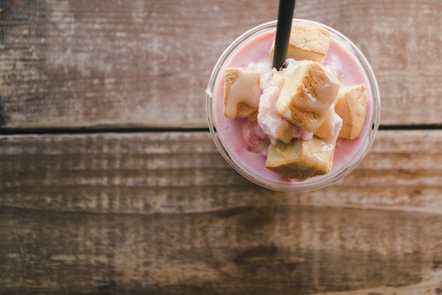 Primer del postre en vidrio de consumición en la tabla de madera.