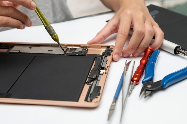 Foto primer proceso especializado de reparación de dispositivos de tableta