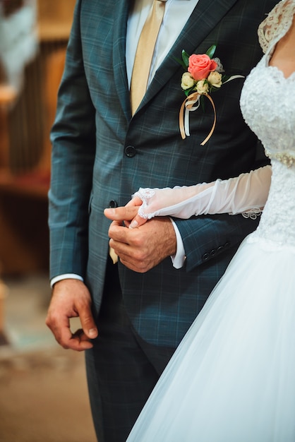 Foto primer recién casados están tomados de la mano del otro