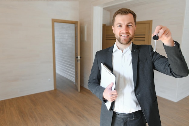 Foto primer retrato de un agente inmobiliario masculino confiado sonriendo