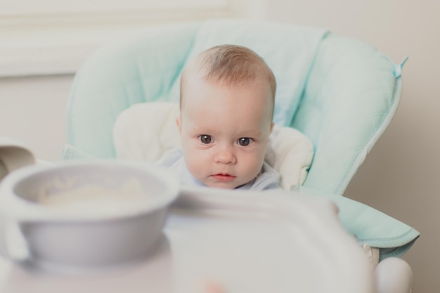 El primer señuelo del bebé Papilla para bebés Un artículo sobre la alimentación de los niños