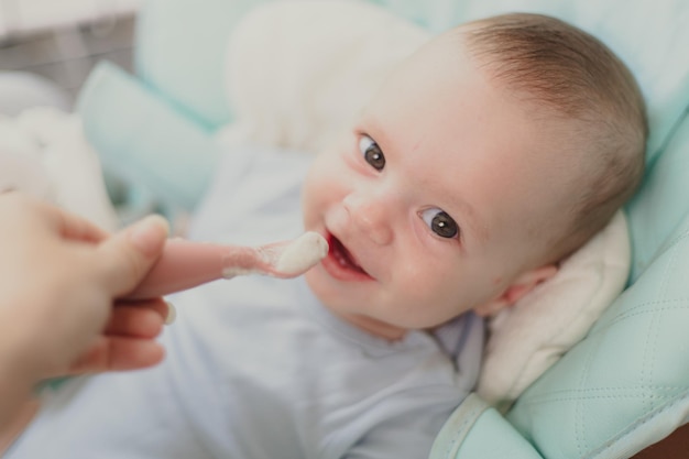 El primer señuelo del bebé Papilla para bebés Un artículo sobre la alimentación de los niños