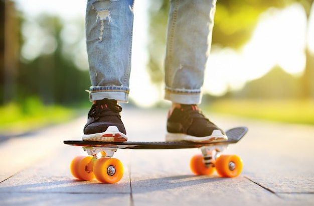 Primer skateboarding. Mujer deportiva activa divirtiéndose en el parque