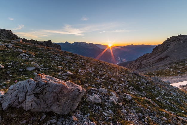 Primer sol brillando en los Alpes