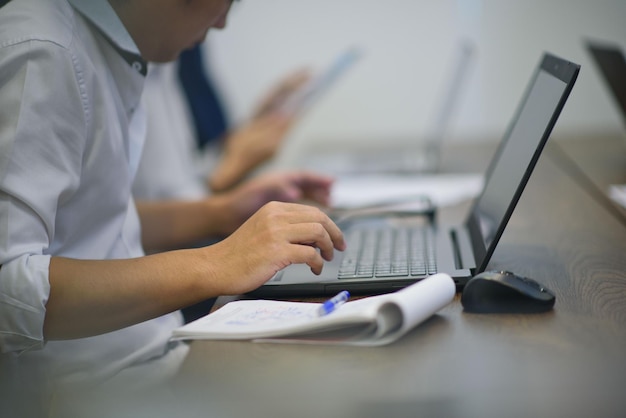 primer teclado de mecanografía a mano, trabajando con la computadora portátil, hombre de negocios, use la computadora para trabajar