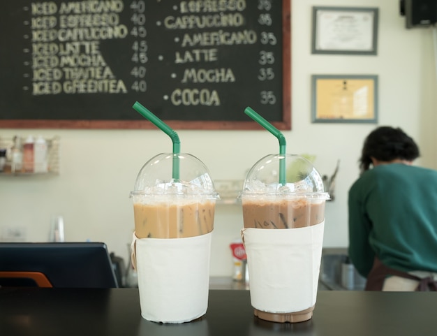 primer vaso de café con hielo en la cafetería