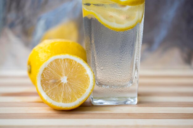 Primer vaso de limonada en la mesa roja